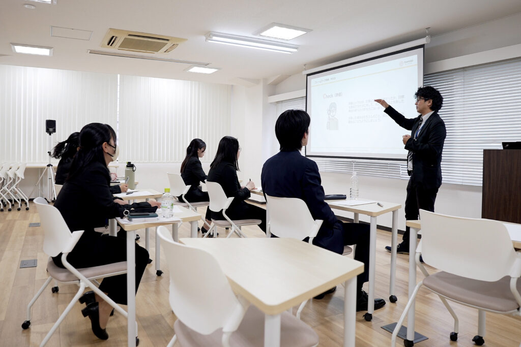 入社式後の研修でビジネスマナーについて学ぶ25卒